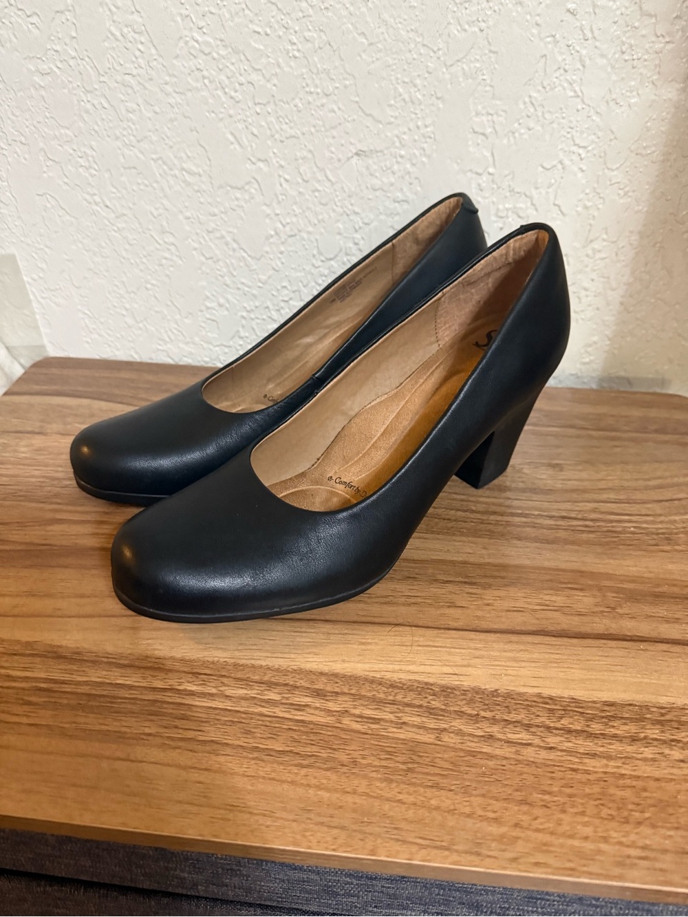 Sofft Black Rounded Toe Mid Block Heel Pumps - Picture 5 of 5